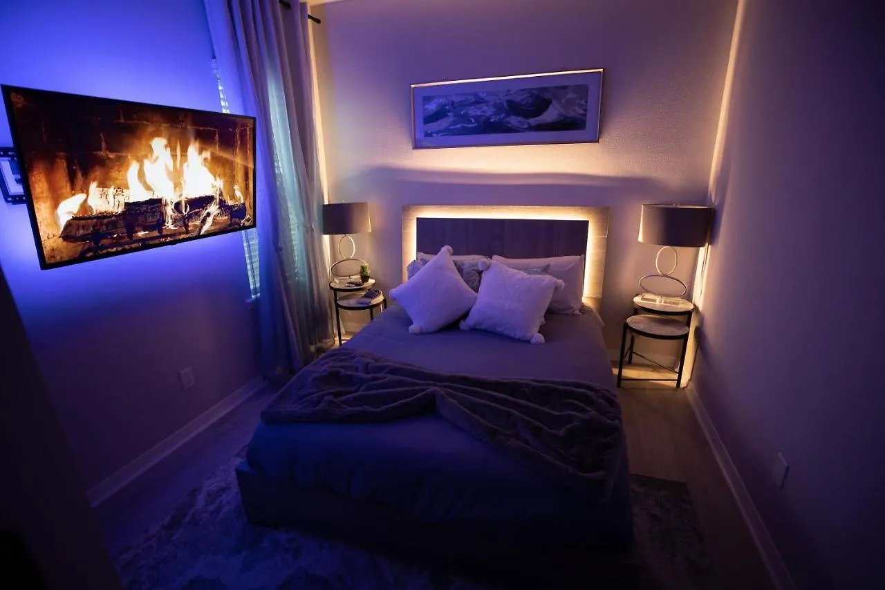 Newly Constructed Modern Pet Friendly Zen Home With Private Home Theater & Hot Tub! Home オーランド 別荘