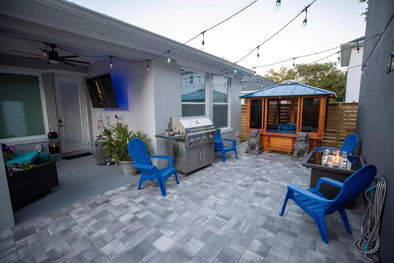 Newly Constructed Modern Pet Friendly Zen Home With Private Home Theater & Hot Tub! Home Orlando Holiday home