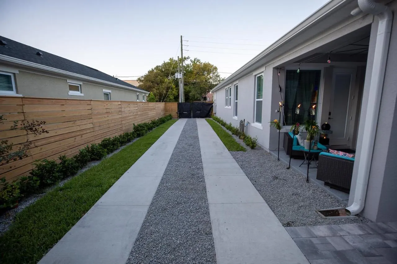 Holiday home Newly Constructed Modern Pet Friendly Zen Home With Private Home Theater & Hot Tub! Home Orlando United States