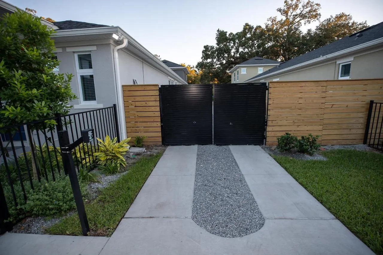 Newly Constructed Modern Pet Friendly Zen Home With Private Home Theater & Hot Tub! Home Orlando Holiday home