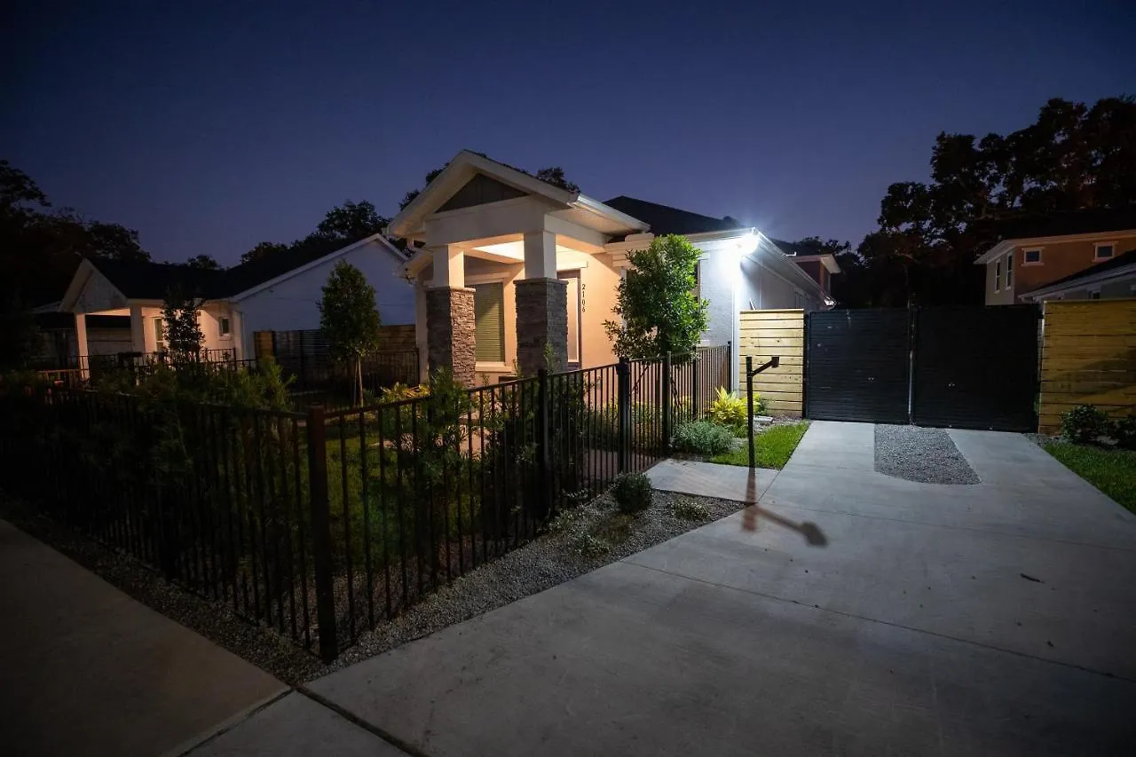 Newly Constructed Modern Pet Friendly Zen Home With Private Home Theater & Hot Tub! Home Orlando
